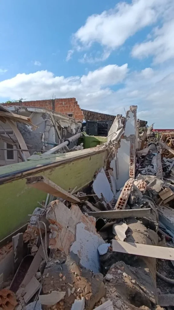 Torre de aproximadamente 40 metros tomba e atinge casas em Itajaí