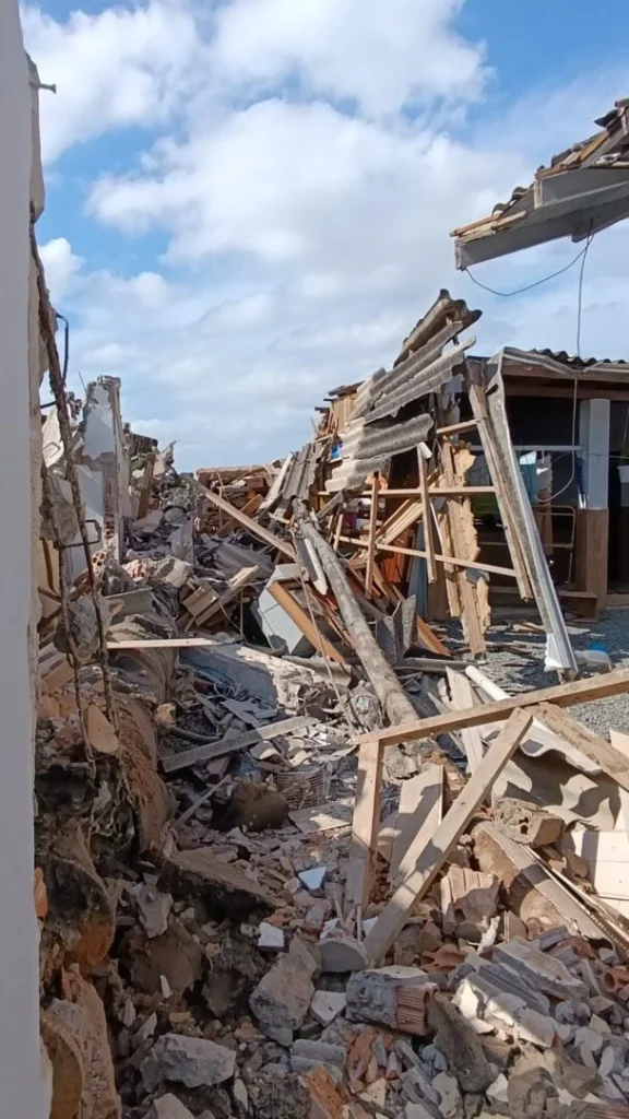 Torre de aproximadamente 40 metros tomba e atinge casas em Itajaí
