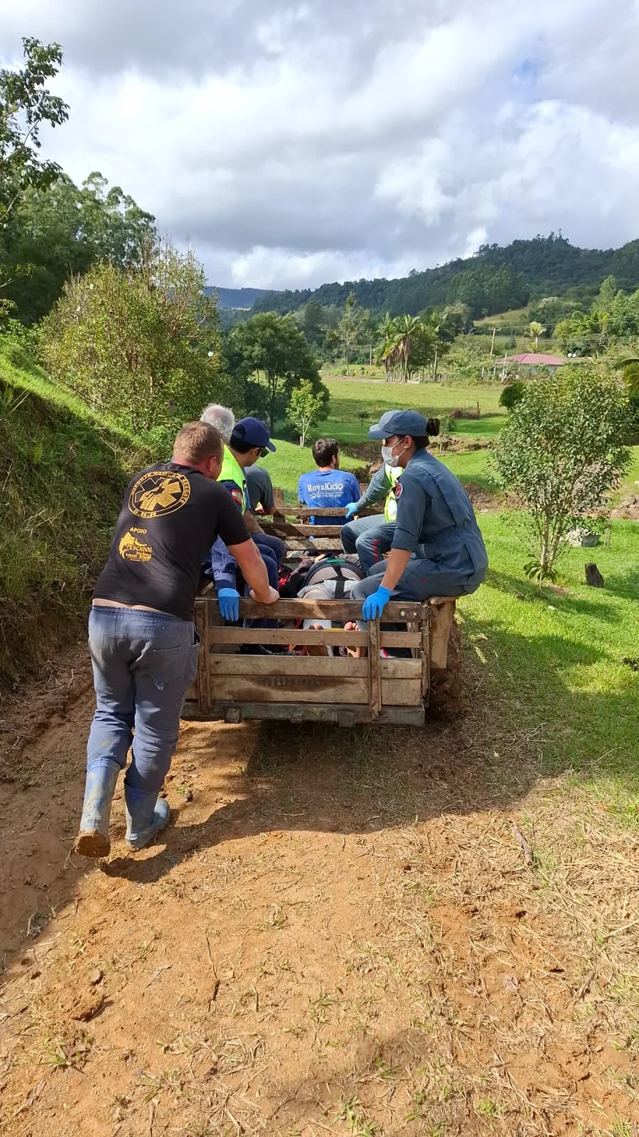Idoso fica ferido após queda em lavora, em Aurora