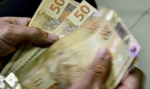Aposentados do INSS que ganham mais que o mínimo começam a receber 13º