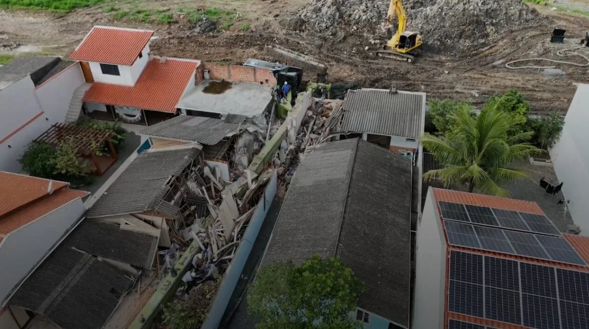 Torre de aproximadamente 40 metros tomba e atinge casas em Itajaí