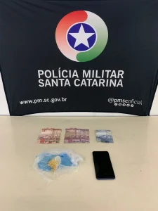 Homem e mulher já conhecidos da polícia são presos por tráfico em Blumenau
