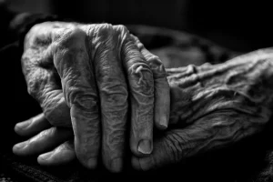 Idoso de 93 anos é encontrado em condições degradantes, em Timbó; vítima relatou que passa fome