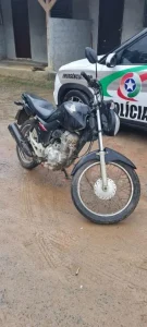 Motocicleta furtada durante festa é recuperada e suspeito é preso com mandado em aberto em Rio dos Cedros
