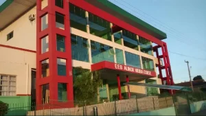 Professor salva aluno engasgado com bala durante aula em Papanduva