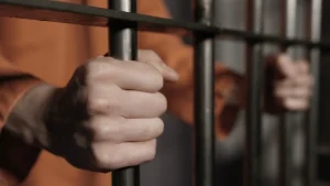 Homem é condenado a mais de 24 anos de prisão por matar a esposa e tentar matar o filho