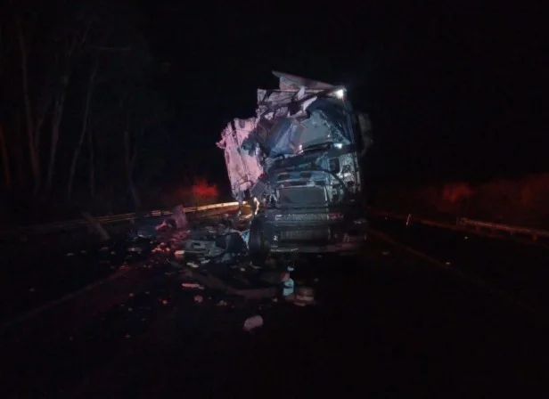 Jovem catarinense de 24 anos morre em acidente entre dois caminhões em SP