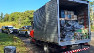 Caminhão que transportava brinquedos é flagrado com mais de 1,4 mil garrafas de vinho descaminhadas
