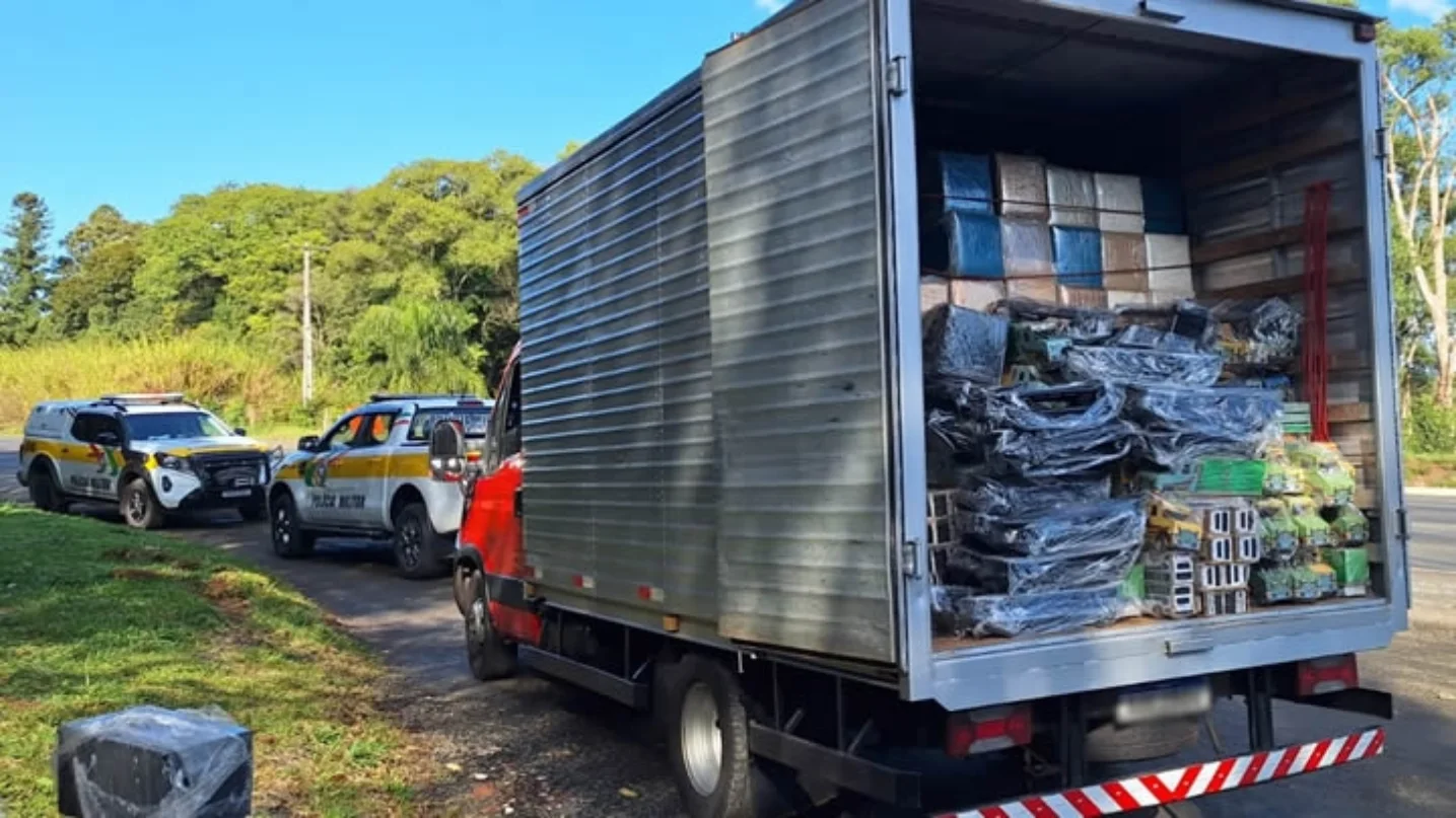 Caminhão que transportava brinquedos é flagrado com mais de 1,4 mil garrafas de vinho descaminhadas