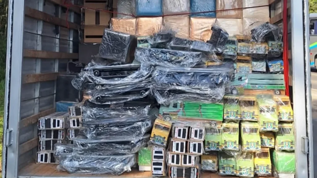 Caminhão que transportava brinquedos é flagrado com mais de 1,4 mil garrafas de vinho descaminhadas