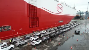 Porto de Itajaí conclui maior desembarque de carros elétricos da história do Brasil