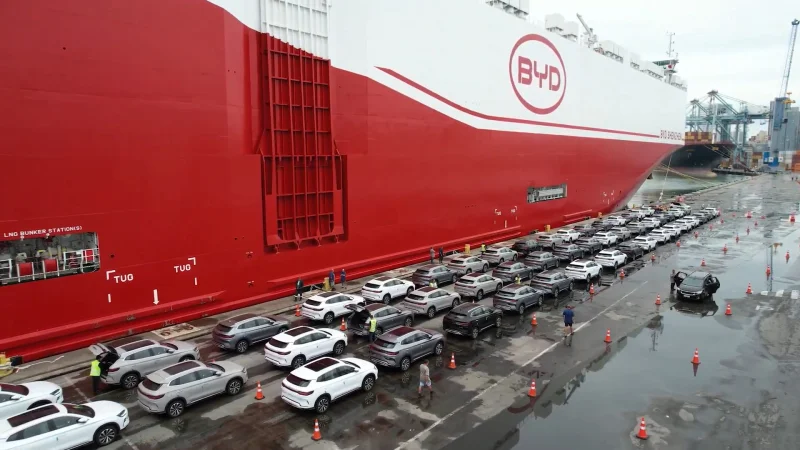 Porto de Itajaí conclui maior desembarque de carros elétricos da história do Brasil