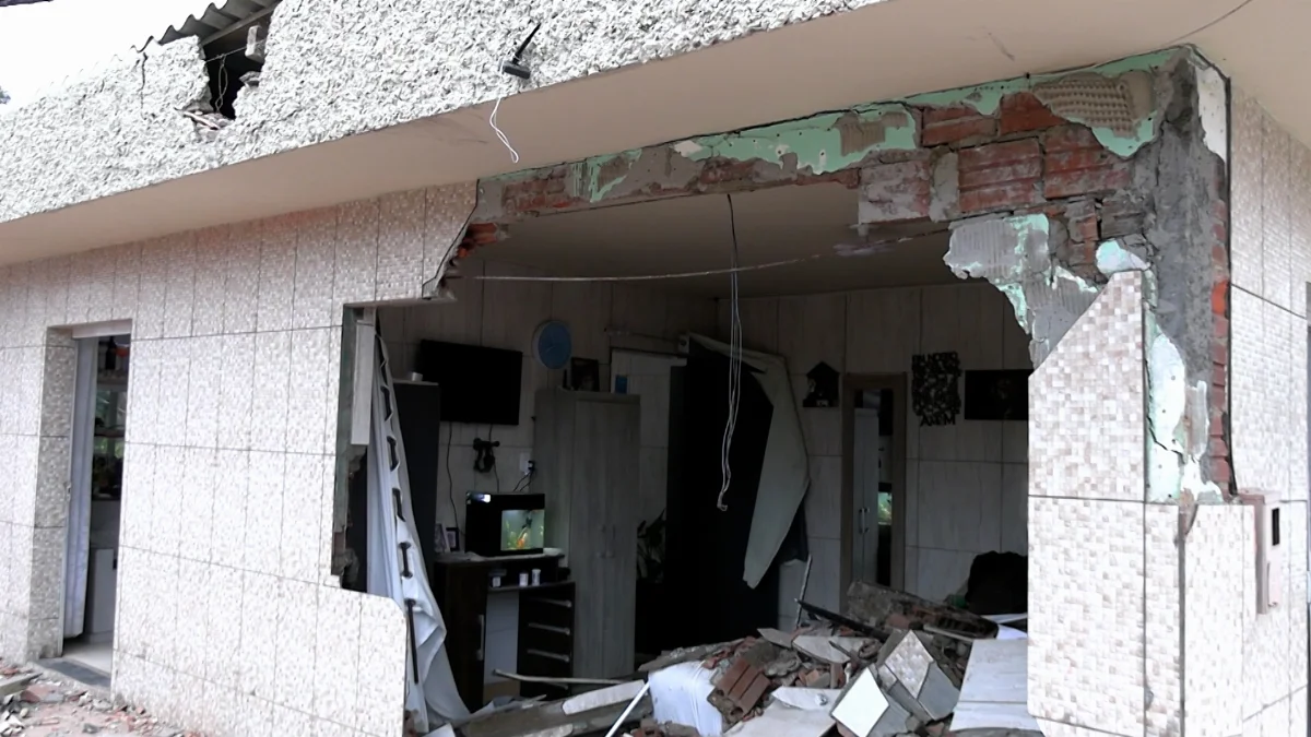 Caminhão atinge casa no bairro Canoas e arrasta cama. Moradores escaparam