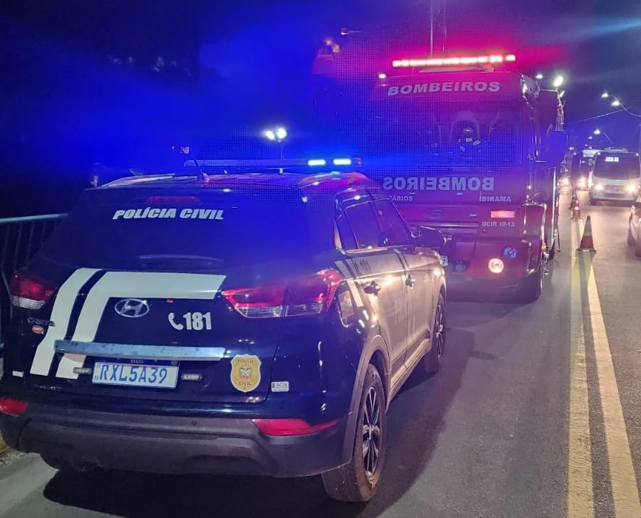 Bombeiros realizam buscas após suspeitos jogarem objeto em rio durante fuga da polícia, em Ibirama