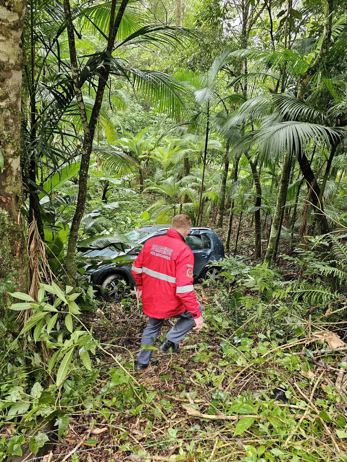 Bombeiros Voluntários de Presidente Getúlio atendem saída da pista na Serra do Tucano