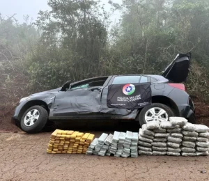 Veículo com mais de 100 kg de droga é apreendido após fuga e acidente, em Chapecó