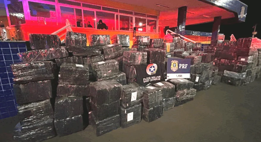 Polícia apreende 10 mil maços de cigarros contrabandeados e quase 10 toneladas de maconha, em SC