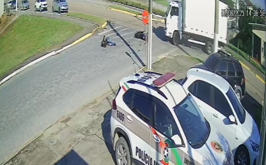 Câmera flagra acidente entre moto e caminhão em Rio do Oeste