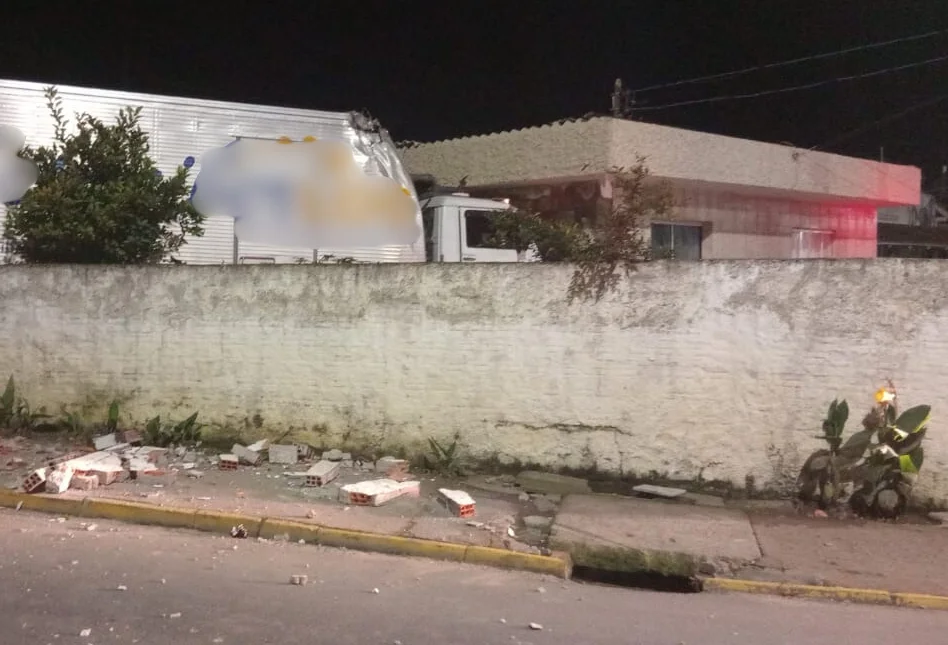 Caminhão atinge residência e deixa duas pessoas feridas, em Rio do Sul