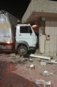 Caminhão atinge residência e deixa duas pessoas feridas, em Rio do Sul