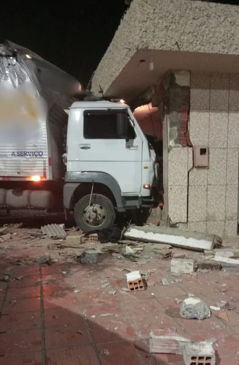 Caminhão atinge residência e deixa duas pessoas feridas, em Rio do Sul