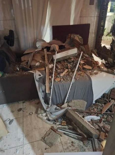 Caminhão atinge residência e deixa duas pessoas feridas, em Rio do Sul