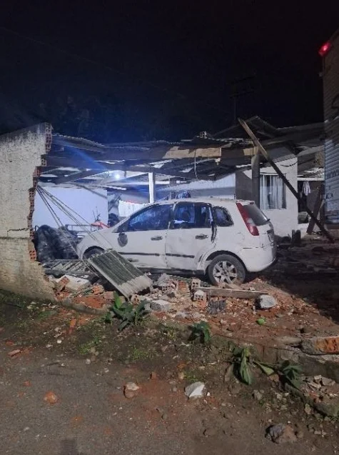 Caminhão atinge residência e deixa duas pessoas feridas, em Rio do Sul
