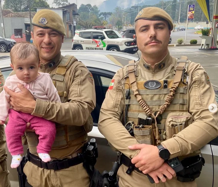Policiais militares quebram vidro para resgatar bebê que ficou trancada dentro de veículo em SC