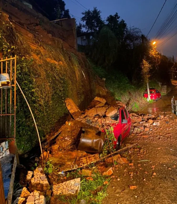 Muro desaba e deixa carro parcialmente soterrado durante a madrugada, em SC