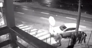 Câmera flagra acidente em Blumenau: motorista perde controle e carro quase acerta pedestres