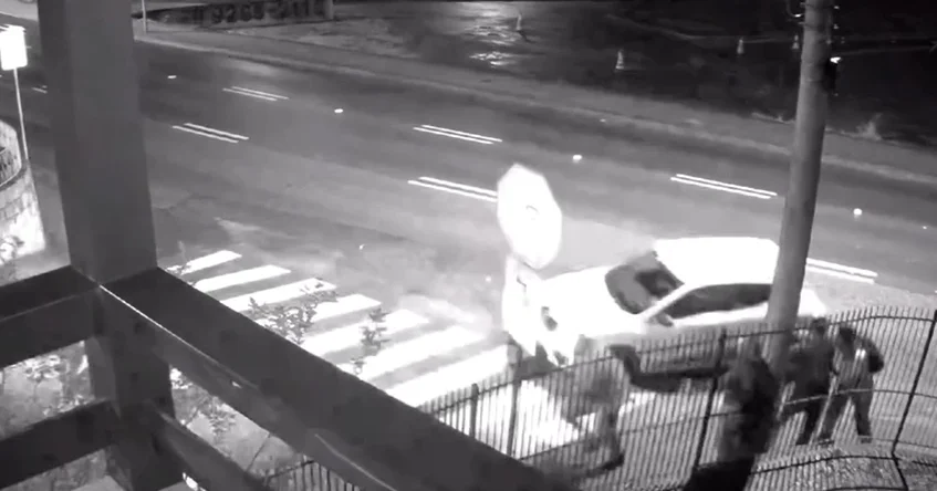 Câmera flagra acidente em Blumenau: motorista perde controle e carro quase acerta pedestres
