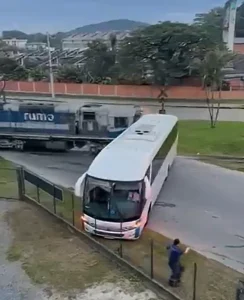 Ônibus parado em cima de linha férrea é atingido por trem em SC