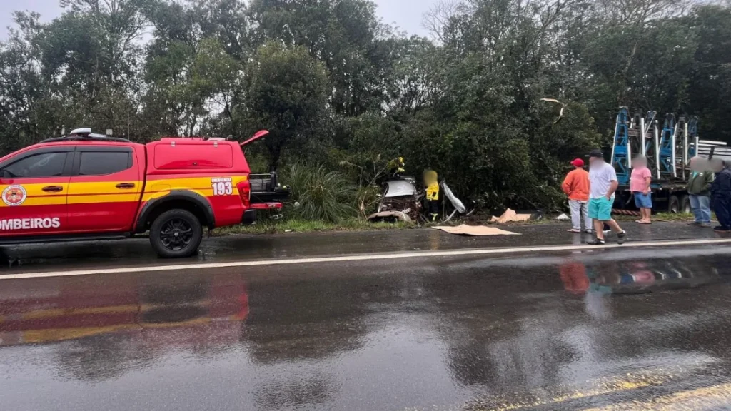 Três pessoas morrem em grave acidente envolvendo caminhão na BR-470