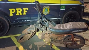 Cena inusitada: moto é flagrada sem placa e com lanterna para iluminar a estrada, em SC