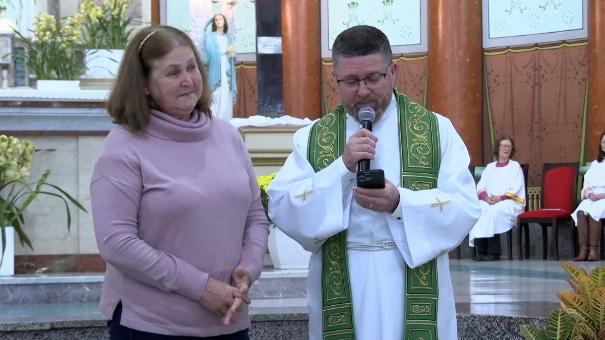 Ex-funcionária da catedral recebe homenagem por serviços prestados