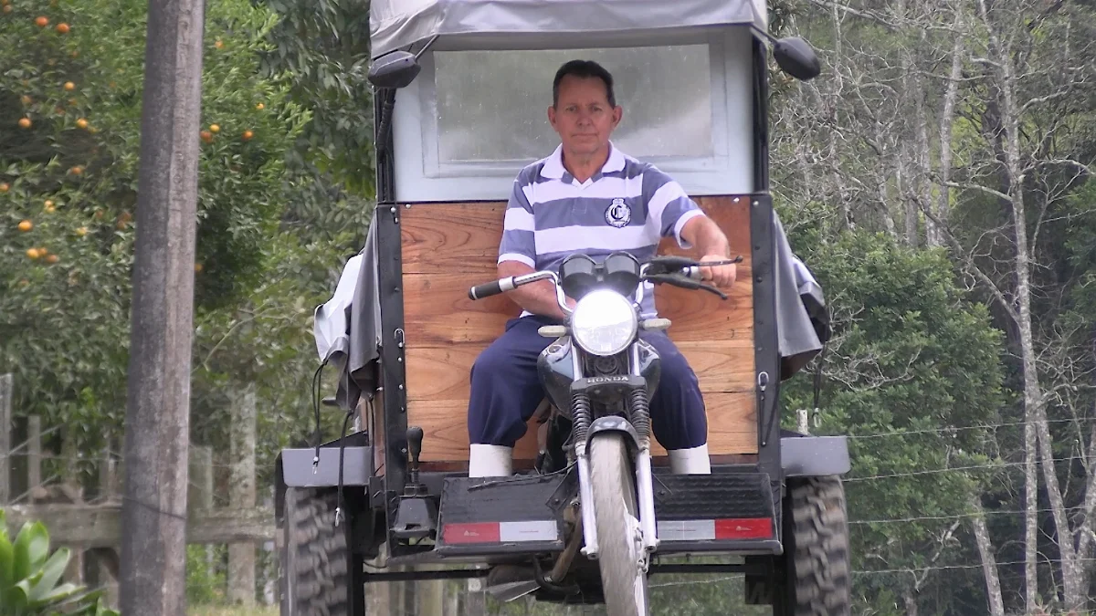 Apesar de sequela de AVC, agricultor segue a lida no sítio, em Trombudo Central
