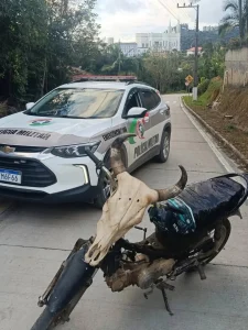 Motocicleta com caveira de boi no guidão é apreendida pela PM em Rio do Oeste