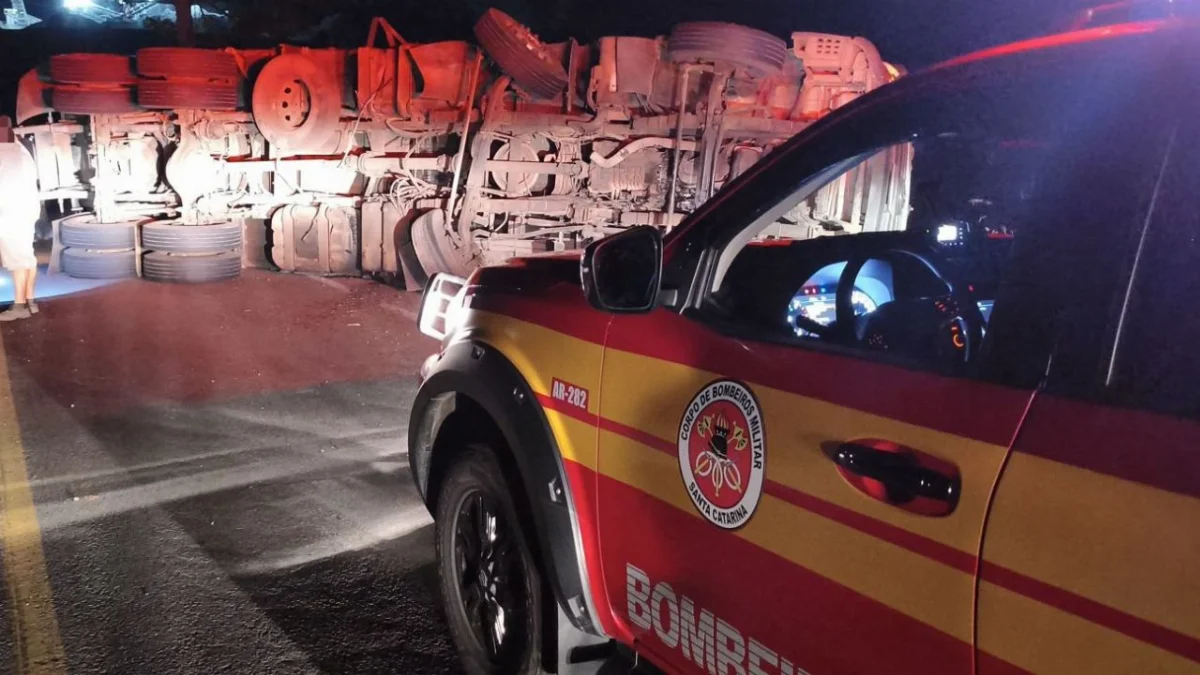 Carreta carregada com madeira tomba na BR-470, em Curitibanos