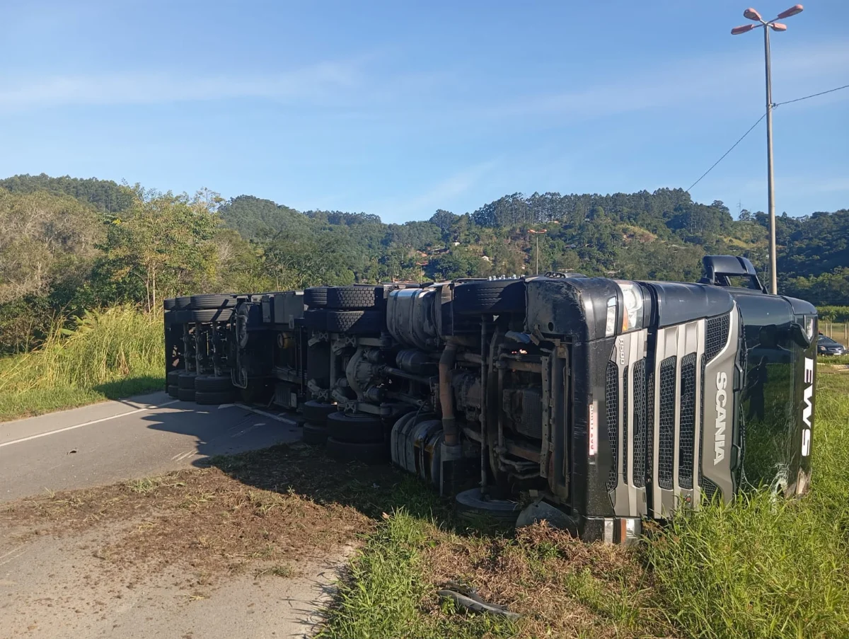 Carreta carregada com madeira tomba em trevo da BR-470, em Ibirama