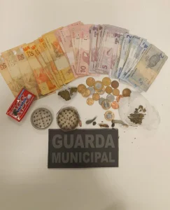 Guarda Municipal flagra homem com drogas e dinheiro em pátio de comércio em Jardim América