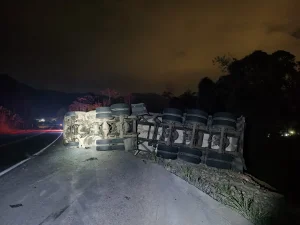 Carreta sai da pista e tomba na BR-470 em Rodeio