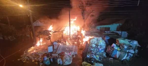 Incêndio de grandes proporções atinge quatro residências em Lages e mobiliza força-tarefa dos Bombeiros