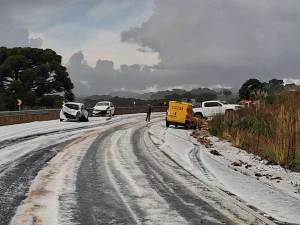 Acidente com cinco veículos é registrado durante granizo em São Joaquim