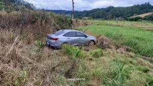 Acidente na BR-470 deixa duas pessoas feridas após carro sair da pista