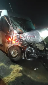 Três pessoas ficam feridas em colisão entre ônibus e van na BR-282 em São José do Cerrito