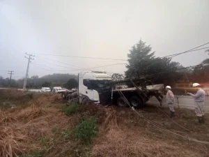 Acidente com carreta danifica poste de energia na SC-281, em Imbuia