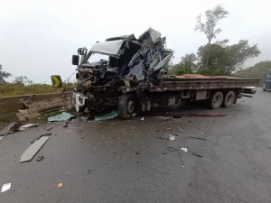 Motorista fica preso às ferragens após colisão na BR-470