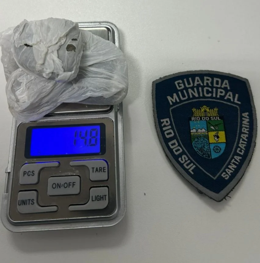 Jovem de 19 anos é encaminhado à delegacia por posse de drogas