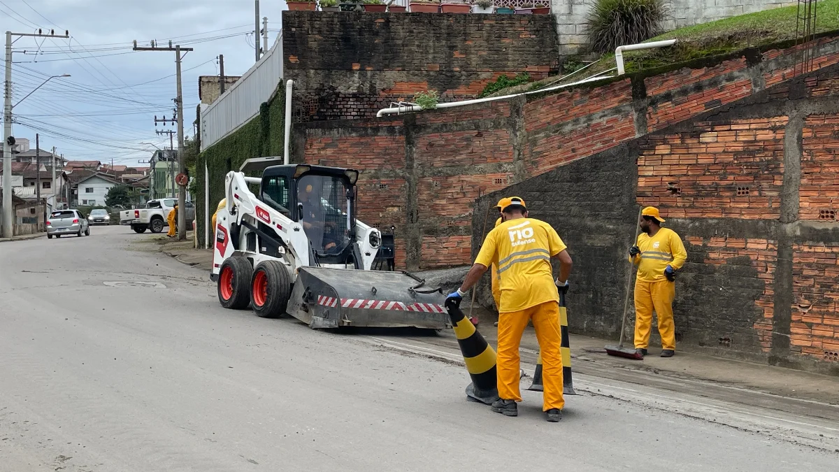 Bairros Budag, Barragem e Barra do Trombudo estão recebendo serviços de limpeza e roçada, em Rio do Sul