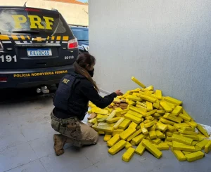 Motorista foge da polícia, cai de barranco e é preso com 120 kg de maconha e carro furtado